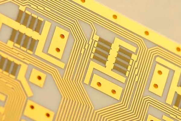 Keramiskt kretskort med tunn film